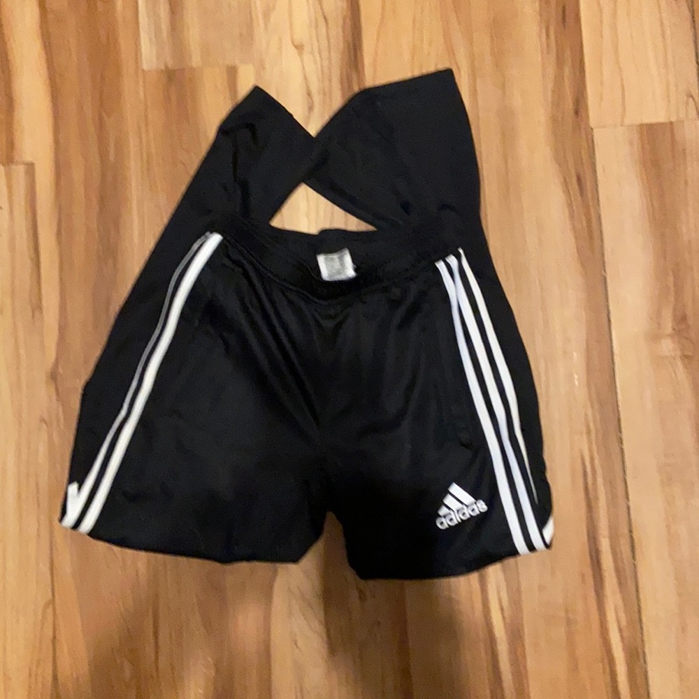 🏎 Adidas pants. 🧢